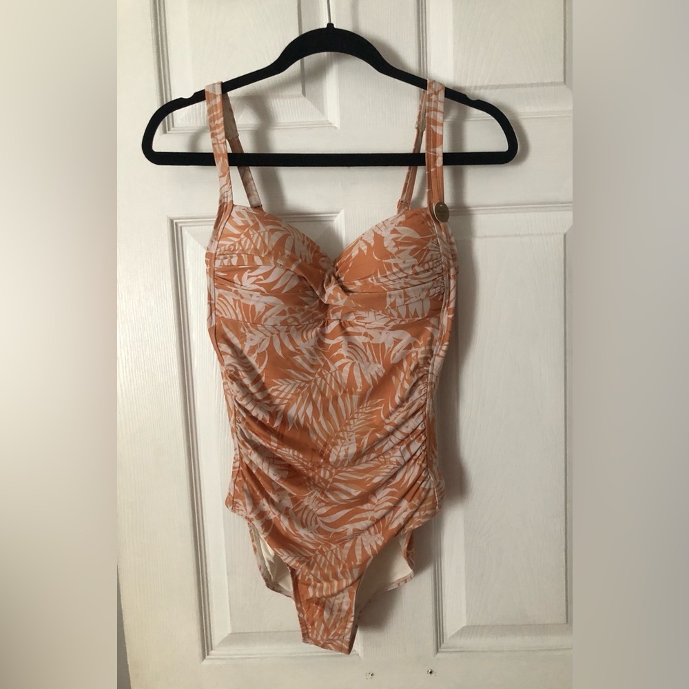 Brand New Womens Nip Tuck Swim
Size 4